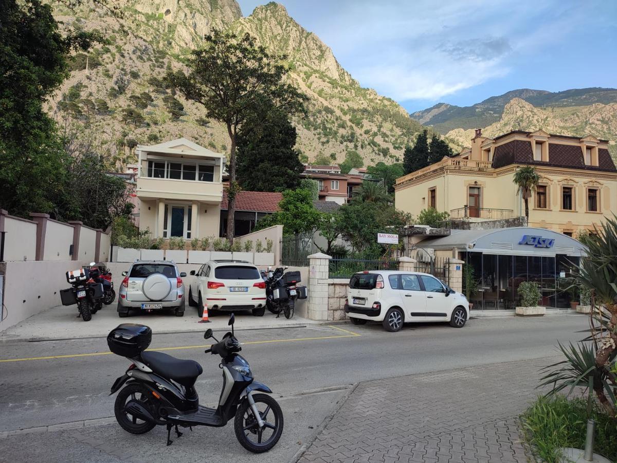 Bay Mola Aparts Kotor Exterior photo